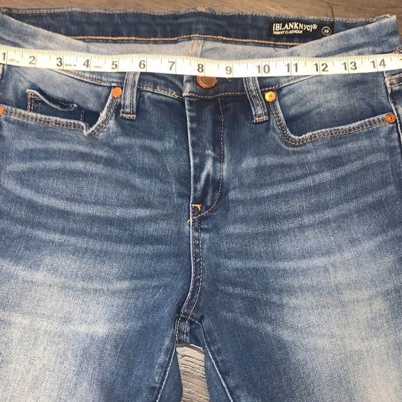 Blank NYC Skinny Classique Cropped Frayed/Jagged Hem Size 28 Medium Wash - Picture 15 of 15